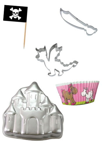 Gemischtes Backzubehör mit Backformen und Plätzchenausstechern