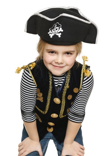 Mädchen in Piraten-Kostüm für den Motto-Kindergeburtstag