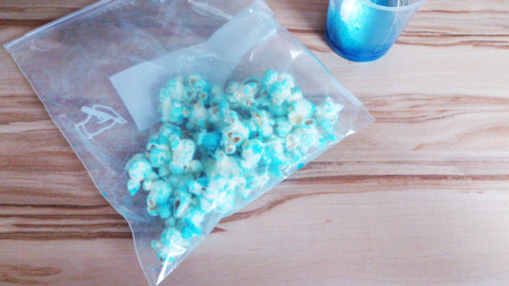 Blau eingefärbtes Popcorn