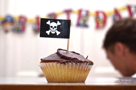 Schokoladen-Muffin mit Piratenflagge