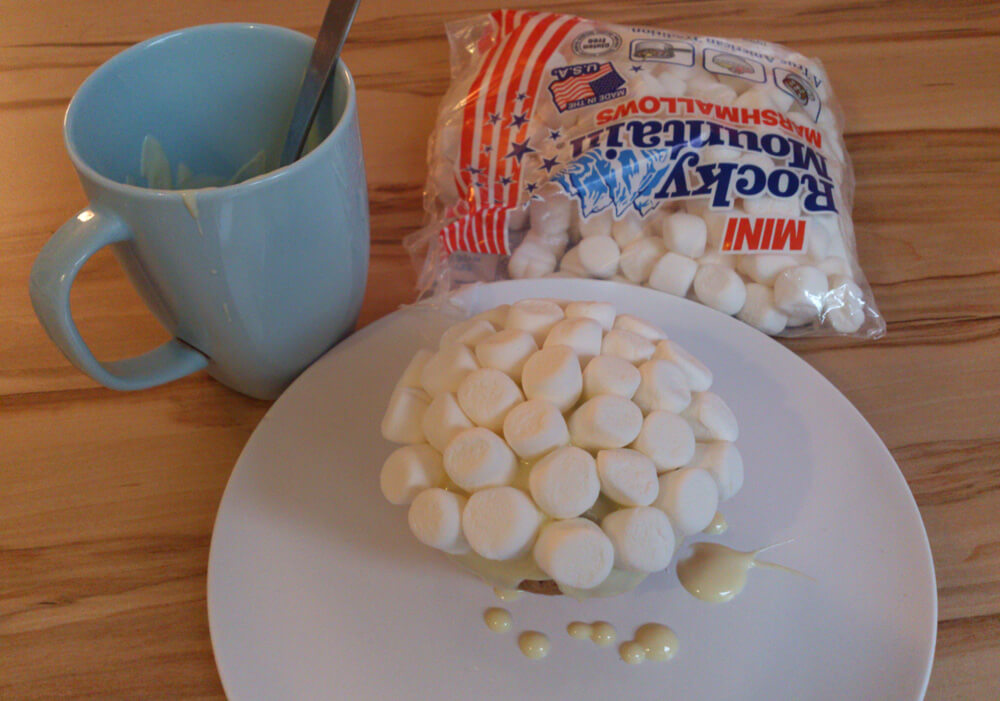 Mit Schokolade und Marshmallows überzogener Muffin