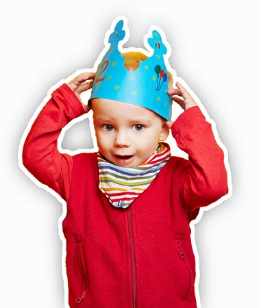 Kind auf Kindergeburtstag mit Krone